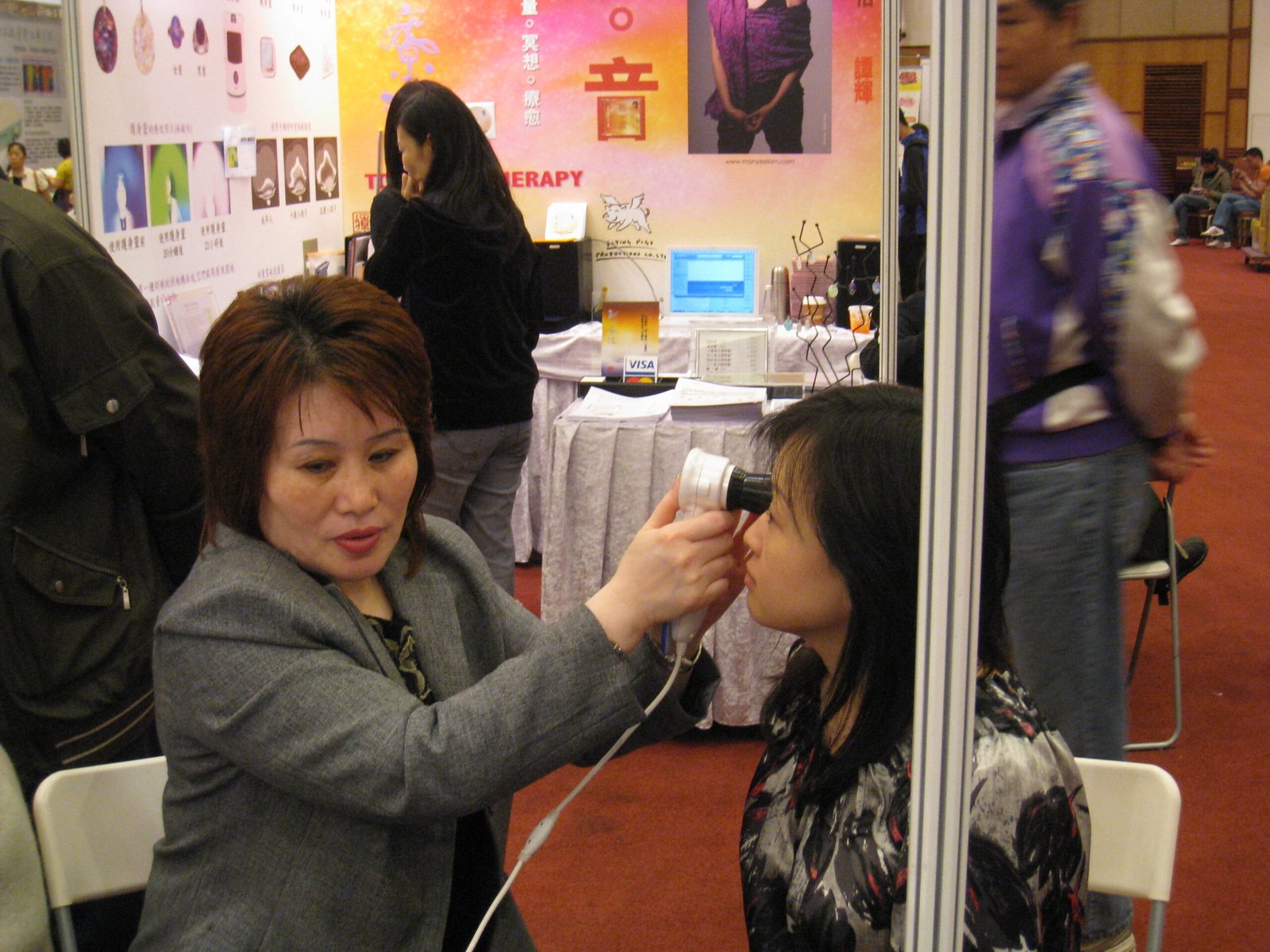 Professional iridologist using CADI iridology camera driver on modern computer system