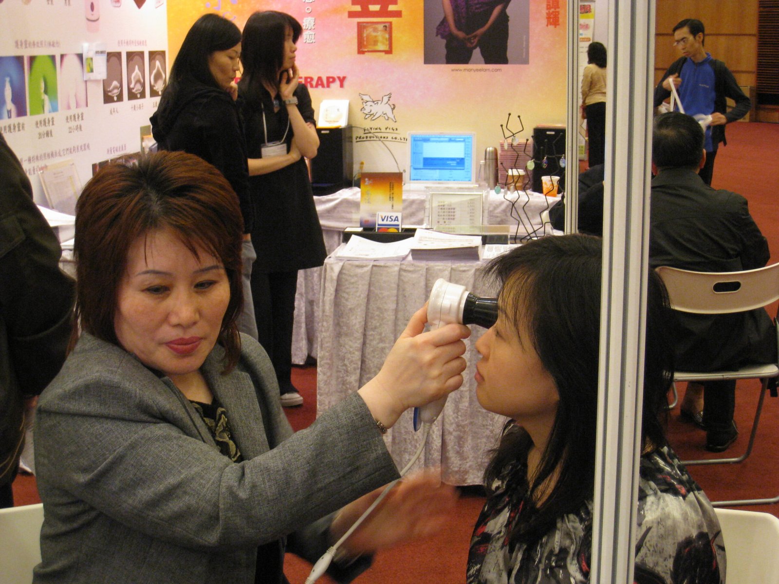 Naturopathic doctor using iriscope with patient