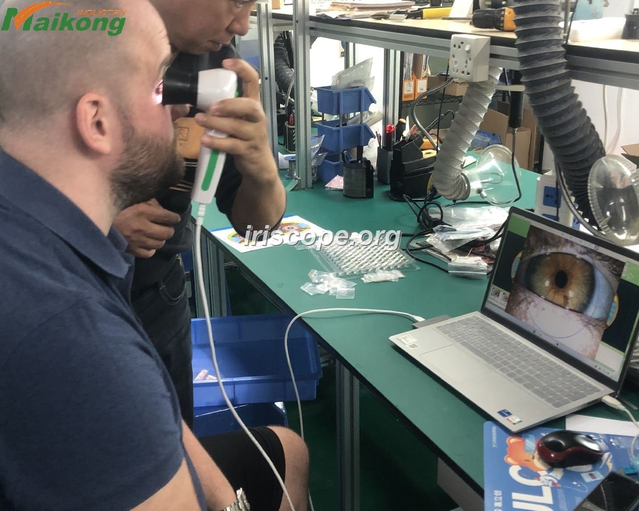 Satisfied practitioner using MAIKONG iridology system