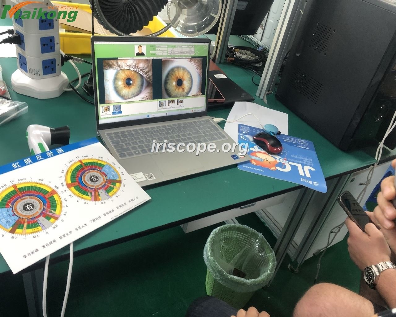 Satisfied practitioner using MAIKONG iridology system