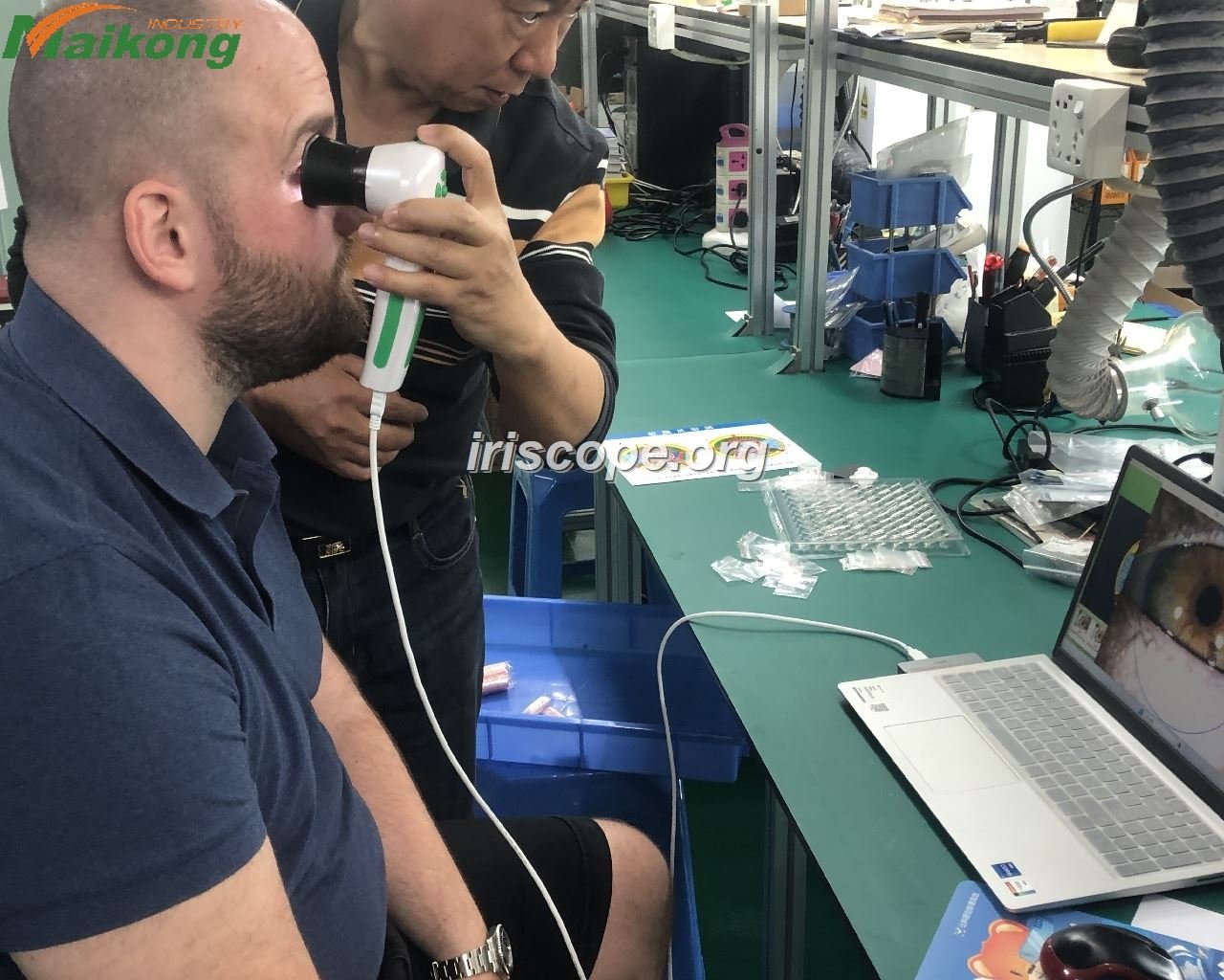 Complete MK-EH-900U iriscope system in professional use
