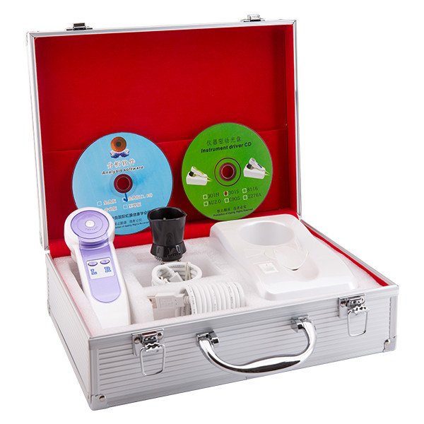 Iridology Iris Diagnosis 6 Professional iridology camera capturing detailed iris structure for case study documentation in clinical setting
