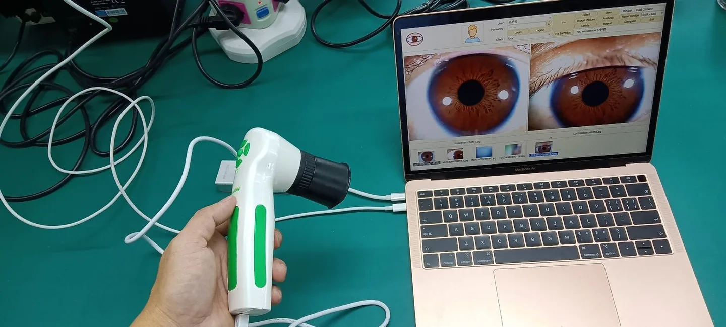 Expanded Vision for Iridology Schools in Canada: a practical, classroom‑first guide — appareil photo pour iridologie (39).JPG